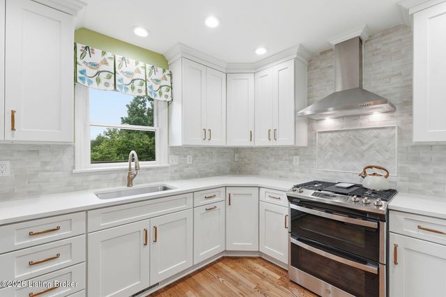 900 Woodland Heights Dr, Louisville, KY 40245