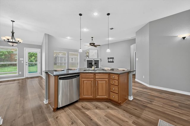 930 Royal Oak Ln, Burleson, TX 76028
