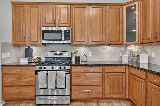 930 Royal Oak Ln, Burleson, TX 76028