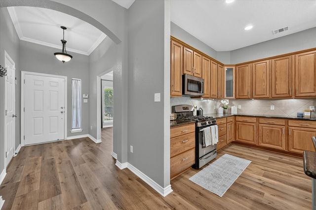 930 Royal Oak Ln, Burleson, TX 76028