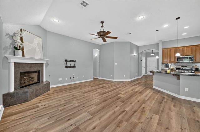 930 Royal Oak Ln, Burleson, TX 76028