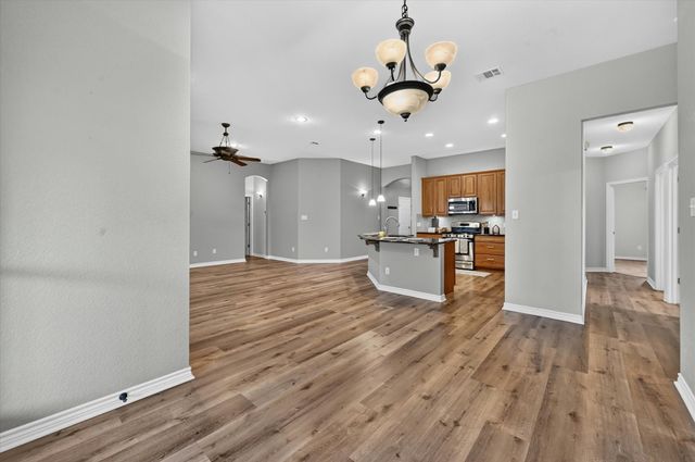 930 Royal Oak Ln, Burleson, TX 76028