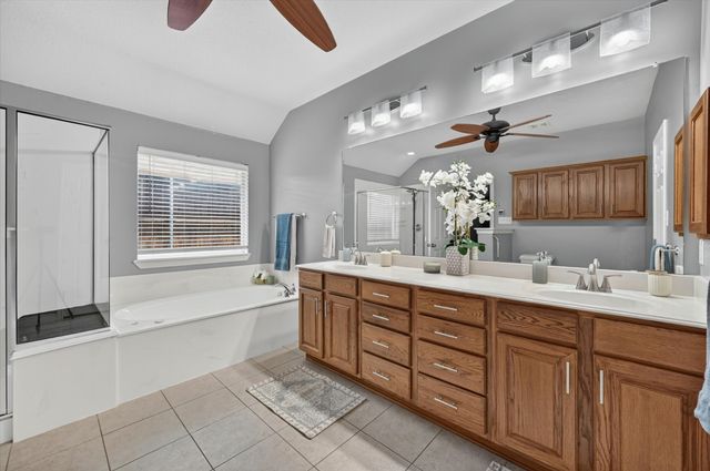 930 Royal Oak Ln, Burleson, TX 76028