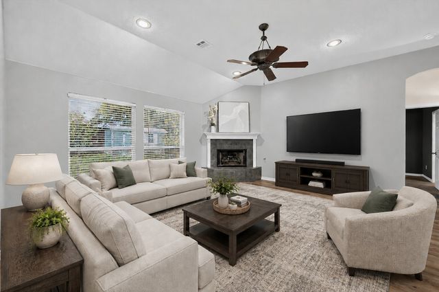 930 Royal Oak Ln, Burleson, TX 76028