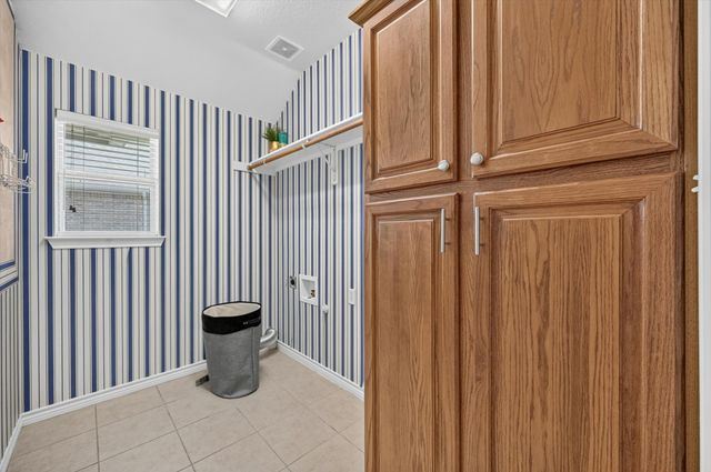 930 Royal Oak Ln, Burleson, TX 76028
