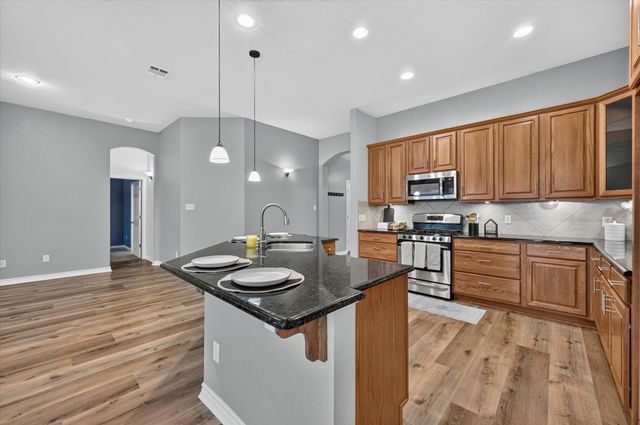 930 Royal Oak Ln, Burleson, TX 76028