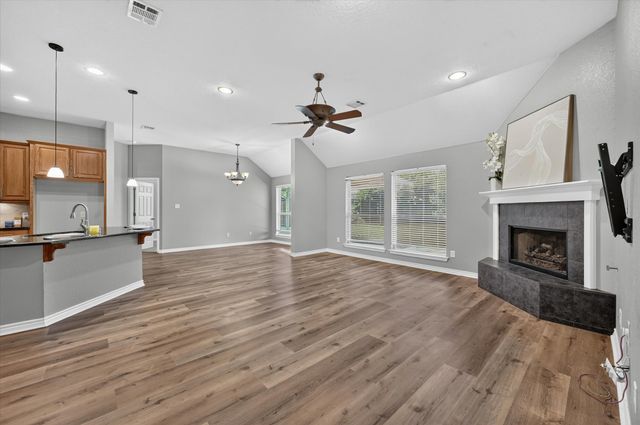 930 Royal Oak Ln, Burleson, TX 76028
