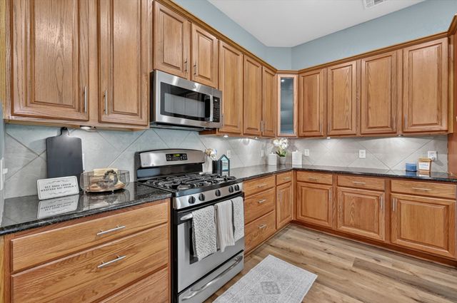 930 Royal Oak Ln, Burleson, TX 76028