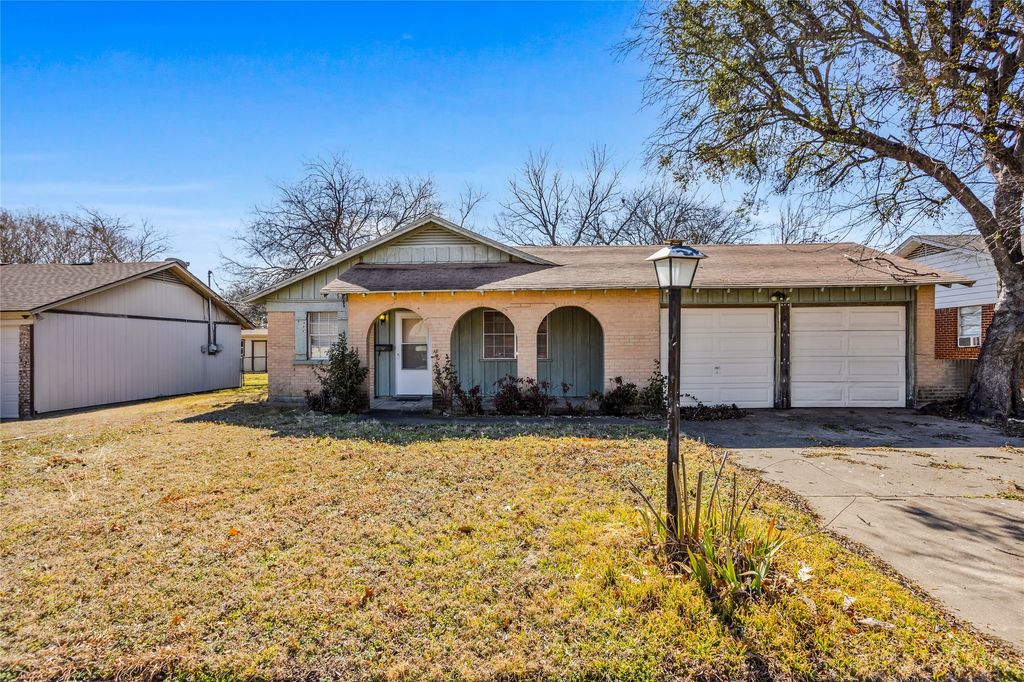 724 E Mustang Street, Crowley, TX 76036