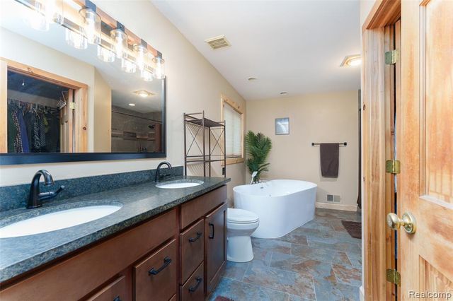 2500 E Jones Road, Howell, MI 48855