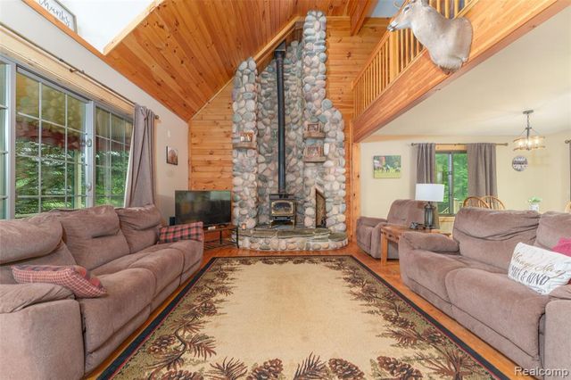 2500 E Jones Road, Howell, MI 48855