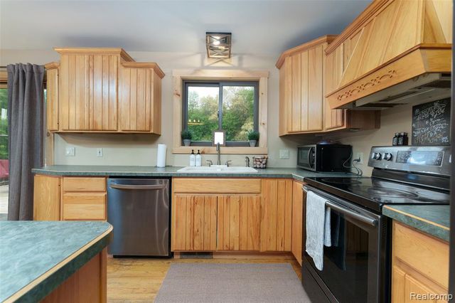 2500 E Jones Road, Howell, MI 48855