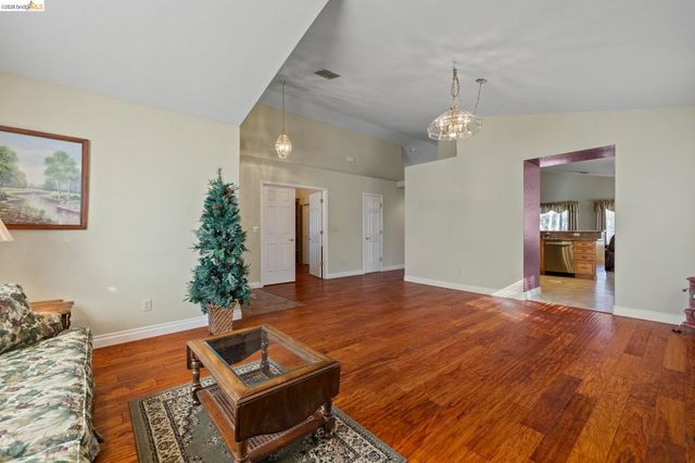 19891 Apple Valley Dr, Sonora, CA 95370