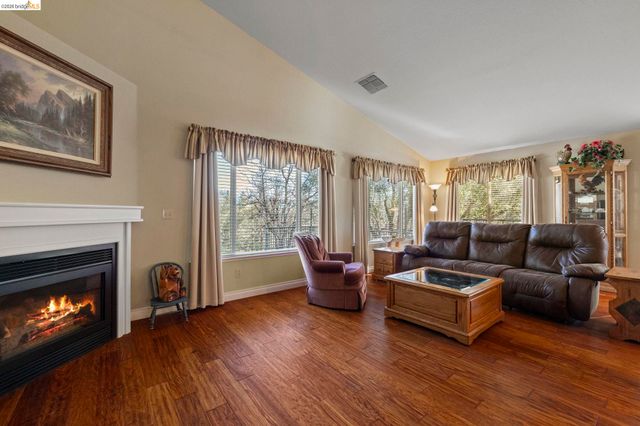 19891 Apple Valley Dr, Sonora, CA 95370