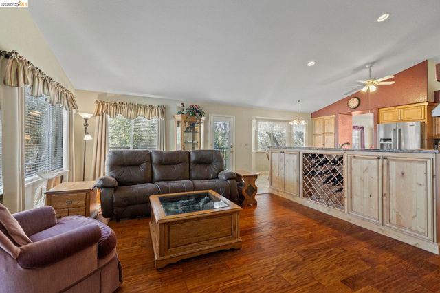 19891 Apple Valley Dr, Sonora, CA 95370