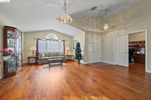 19891 Apple Valley Dr, Sonora, CA 95370