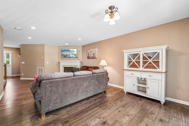 186 Sara Lane 7D, Newburgh, NY 12550
