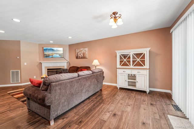 186 Sara Lane 7D, Newburgh, NY 12550