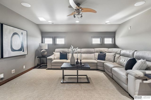 19205 Grande Avenue Circle, Omaha, NE 68022