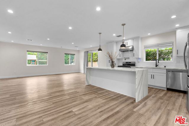 18343 Calvert Street, Tarzana, CA 91335