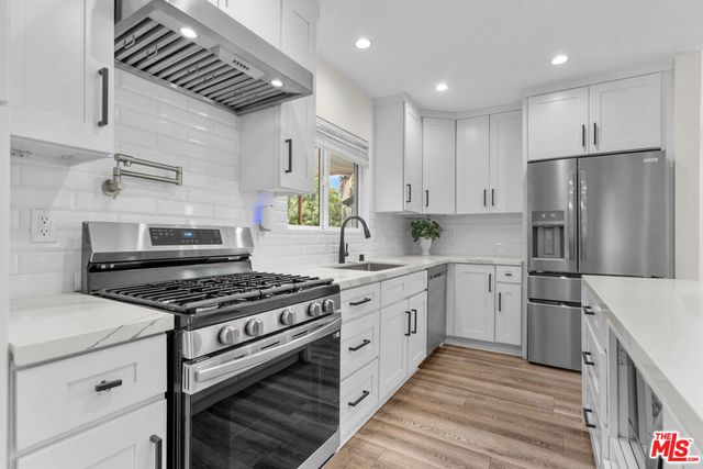 18343 Calvert Street, Tarzana, CA 91335