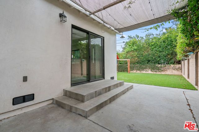 18343 Calvert Street, Tarzana, CA 91335
