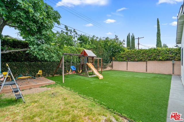 18343 Calvert Street, Tarzana, CA 91335