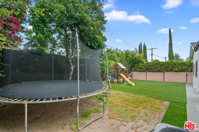18343 Calvert Street, Tarzana, CA 91335