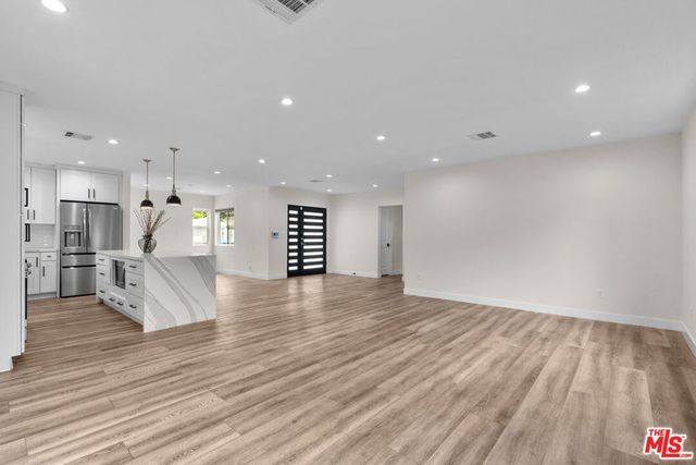 18343 Calvert Street, Tarzana, CA 91335