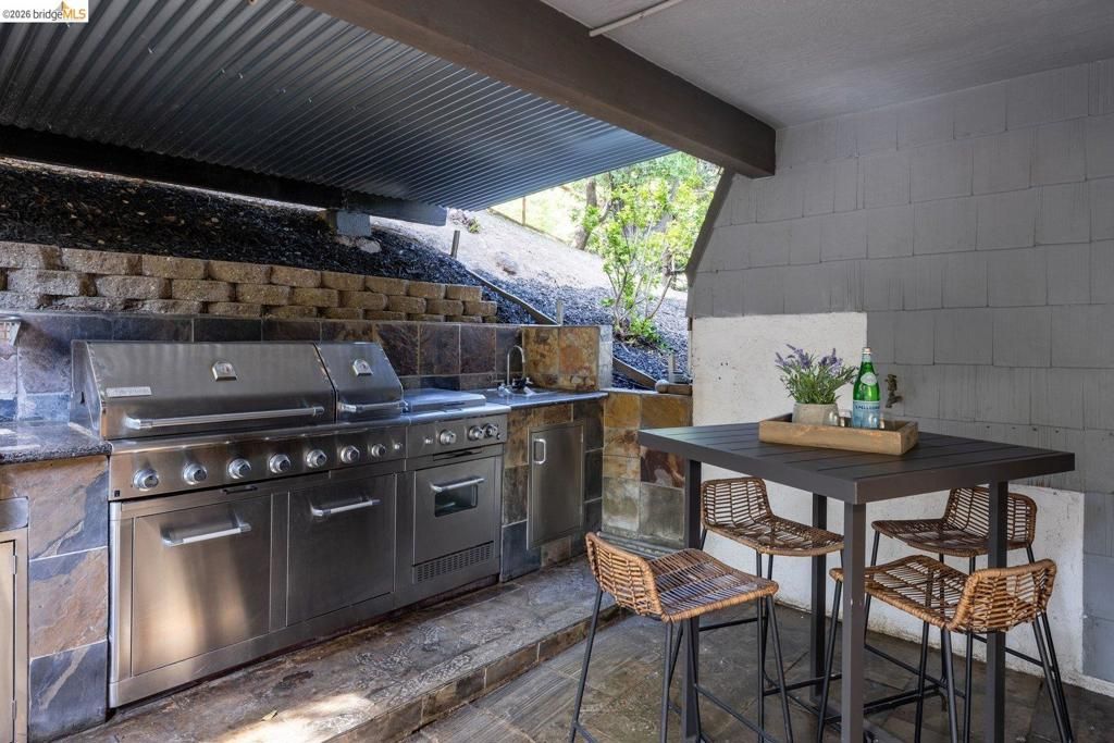 Image 23 of property listing at 6975 Charing Cross Rd, Berkeley, CA 94705