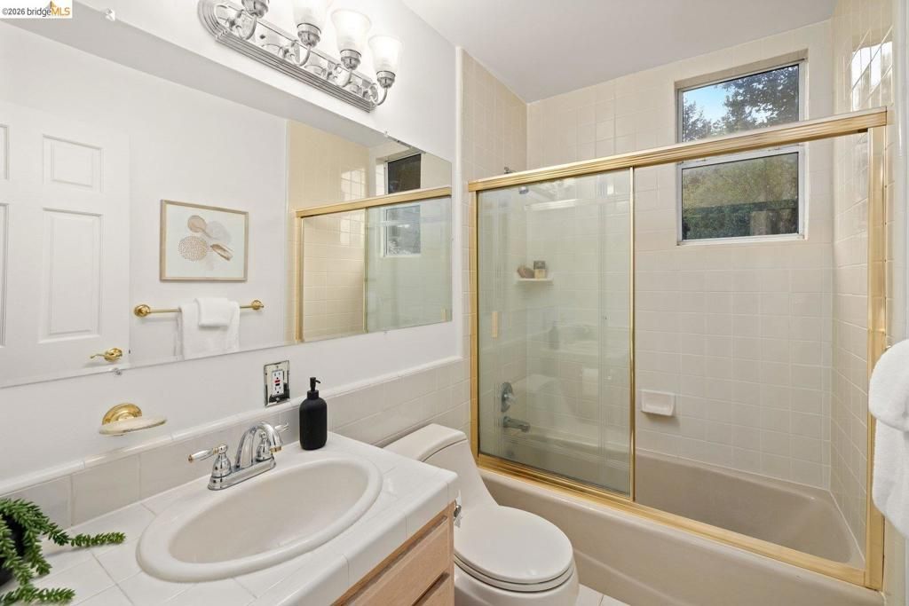 Image 33 of property listing at 6975 Charing Cross Rd, Berkeley, CA 94705