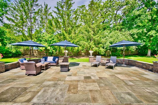 560 Jacqulyn Lane, Lake Forest, IL 60045