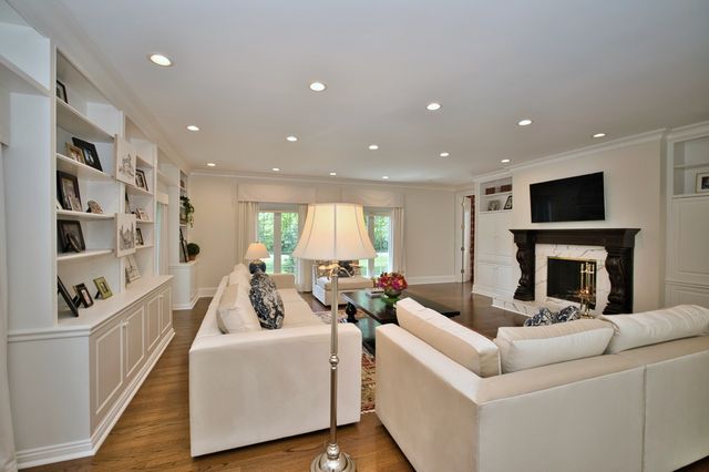 560 Jacqulyn Lane, Lake Forest, IL 60045