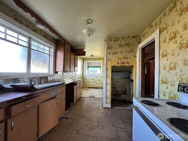 220 N 3rd St, Pe Ell, WA 98572