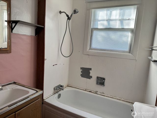 220 N 3rd St, Pe Ell, WA 98572