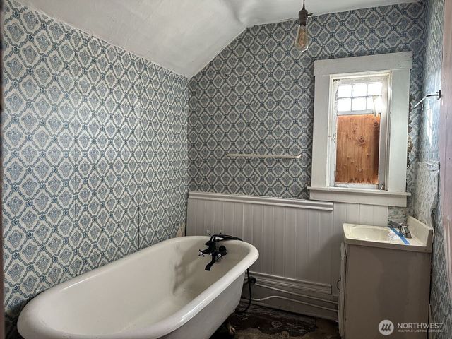 220 N 3rd St, Pe Ell, WA 98572