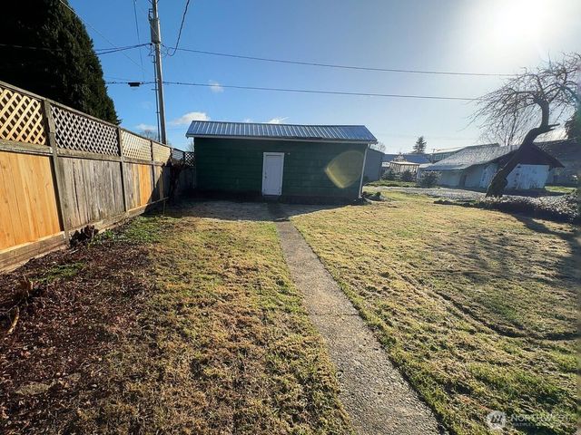 220 N 3rd St, Pe Ell, WA 98572