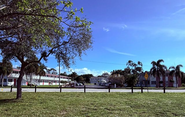 2204 Lake Osborne Drive 5, Lake Worth Beach, FL 33461