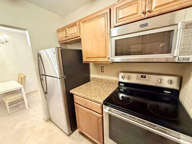 2204 Lake Osborne Drive 5, Lake Worth Beach, FL 33461