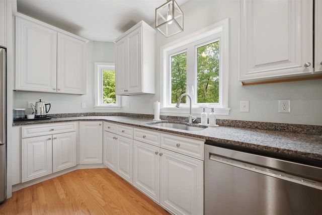 7 Stony Point Dr, Londonderry, NH 03053