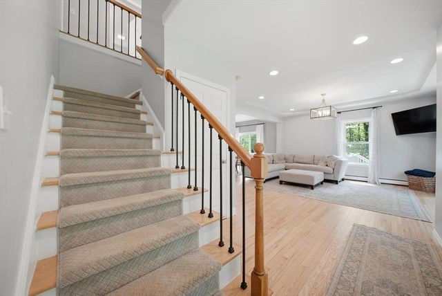 7 Stony Point Dr, Londonderry, NH 03053