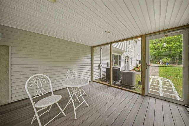 7 Stony Point Dr, Londonderry, NH 03053