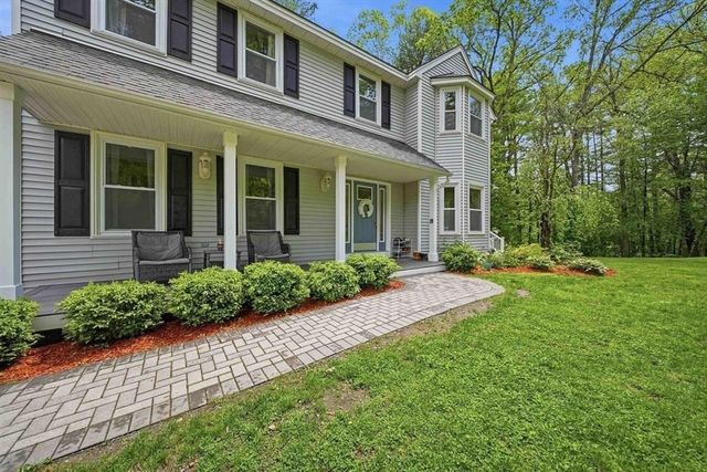 7 Stony Point Dr, Londonderry, NH 03053