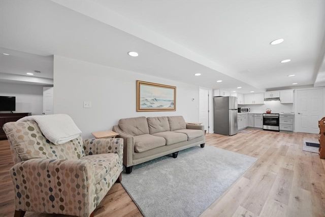 7 Stony Point Dr, Londonderry, NH 03053