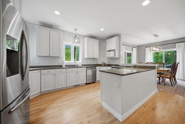 7 Stony Point Dr, Londonderry, NH 03053