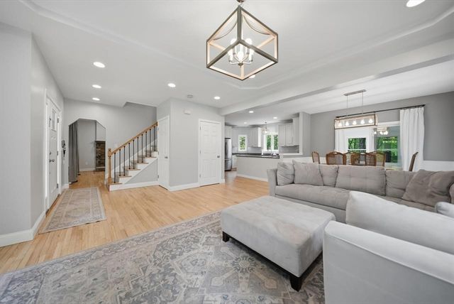 7 Stony Point Dr, Londonderry, NH 03053