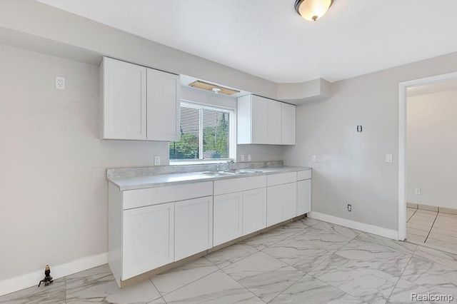 6431 Centralia Street, Dearborn Heights, MI 48127