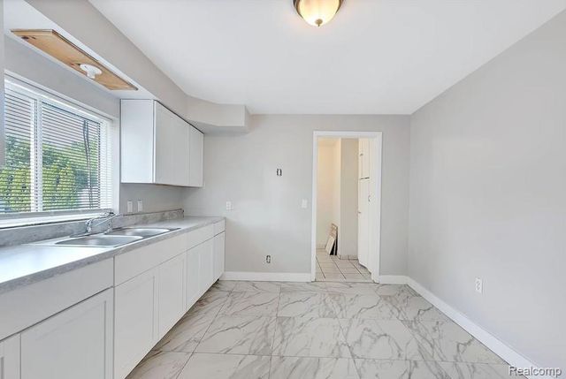 6431 Centralia Street, Dearborn Heights, MI 48127