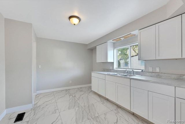6431 Centralia Street, Dearborn Heights, MI 48127