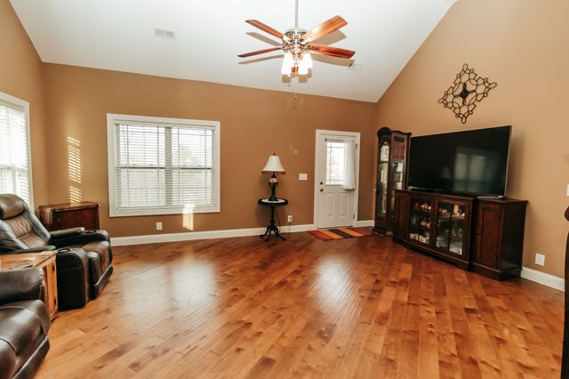 2590 Floyd Rd, Clarksville, TN 37042